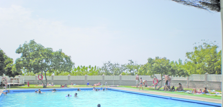 (c) Camping El Pino